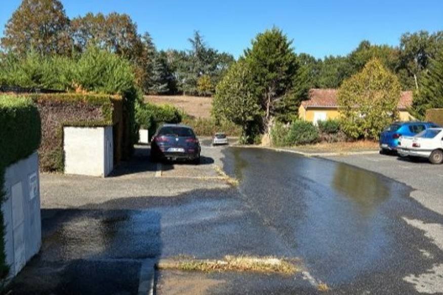 Depuis quatre jours, l’eau coule sans discontinuer dans cette résidence de Mirande : les habitants craignent la facture